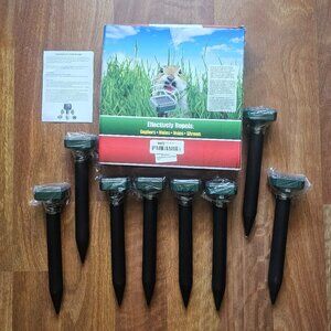 8 Solar-powered ultrasonic pest repeller spikes